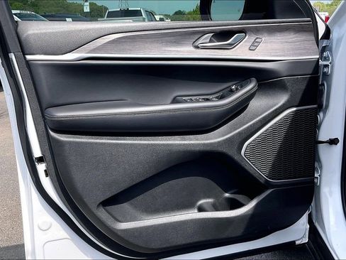 Used 2025 Jeep Grand Cherokee Limited w/ Luxury Tech Group II image 22