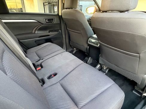 Used 2017 Toyota Highlander LE image 13