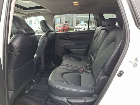 Used 2023 Toyota Highlander XLE image 11