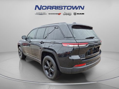 Certified 2023 Jeep Grand Cherokee Altitude image 4