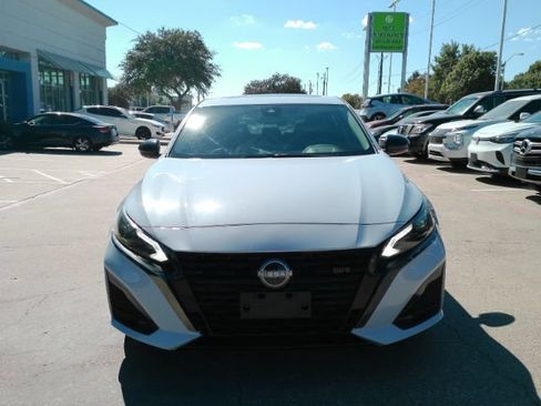 Used 2023 Nissan Altima 2.5 SR w/ SR Premium Package AWD/4WD image 2