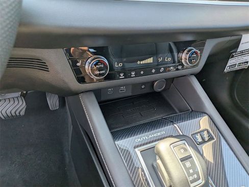 New 2025 Mitsubishi Outlander SE image 20