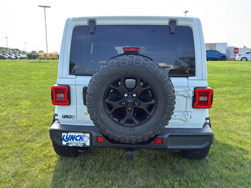 Used 2018 Jeep Wrangler Unlimited Sahara w/ Quick Order Package 24M Moab AWD/4WD image 4