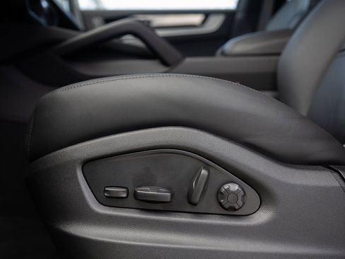 Certified 2025 Porsche Cayenne image 21