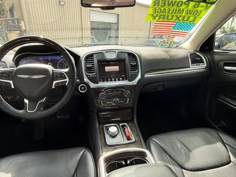 Used 2015 Chrysler 300 C image 11