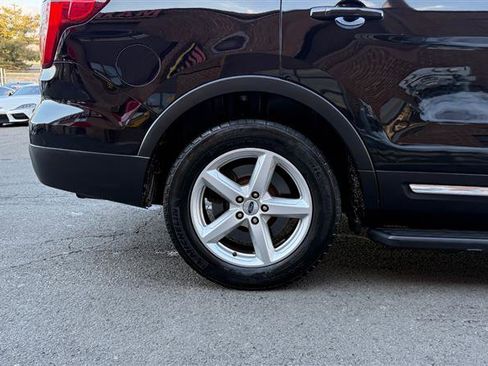 Used 2016 Ford Explorer XLT w/ Equipment Group 202A image 6