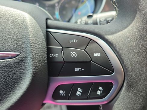 Used 2025 Chrysler Pacifica Select FWD image 19