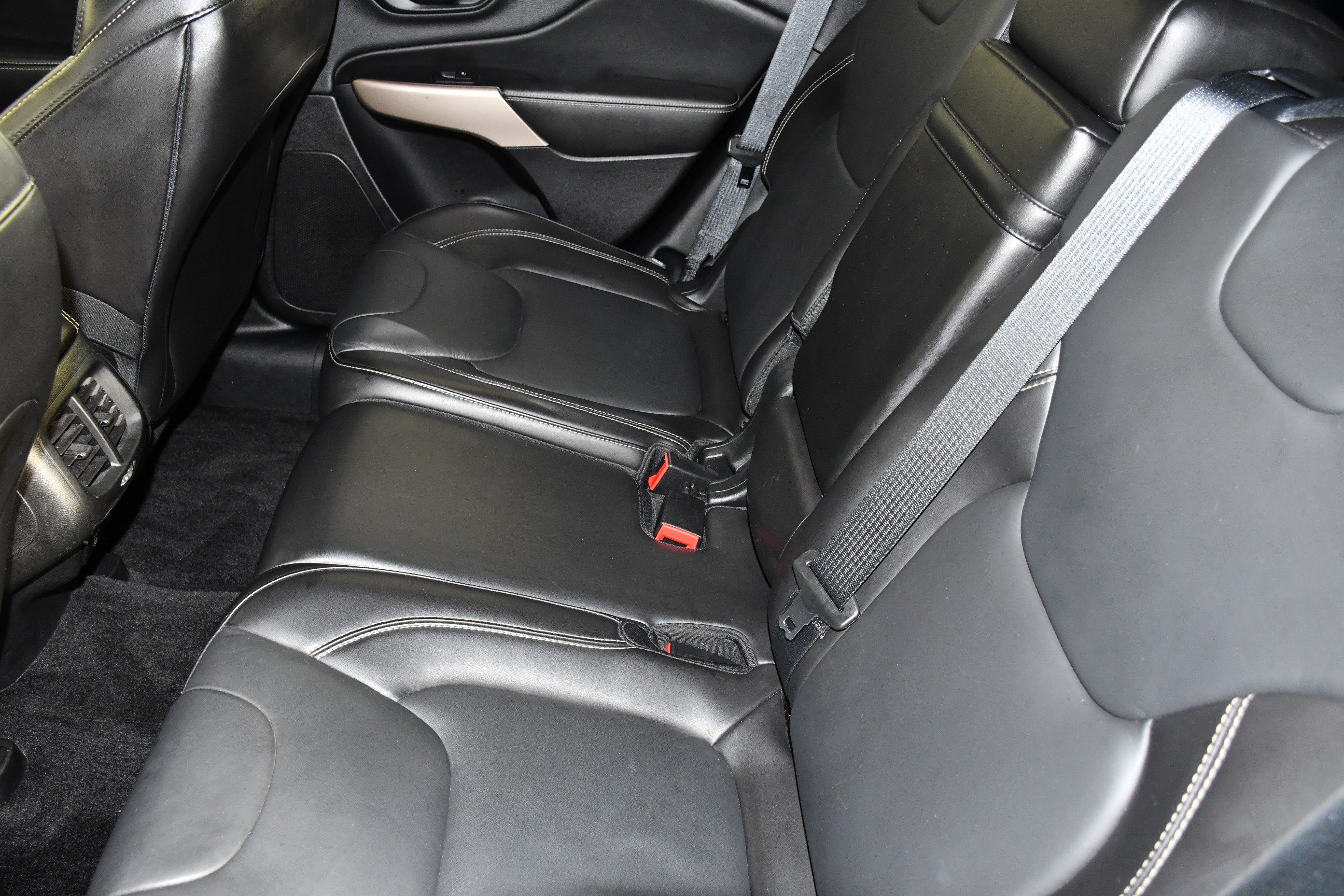 Used 2018 Jeep Cherokee Limited AWD/4WD image 47