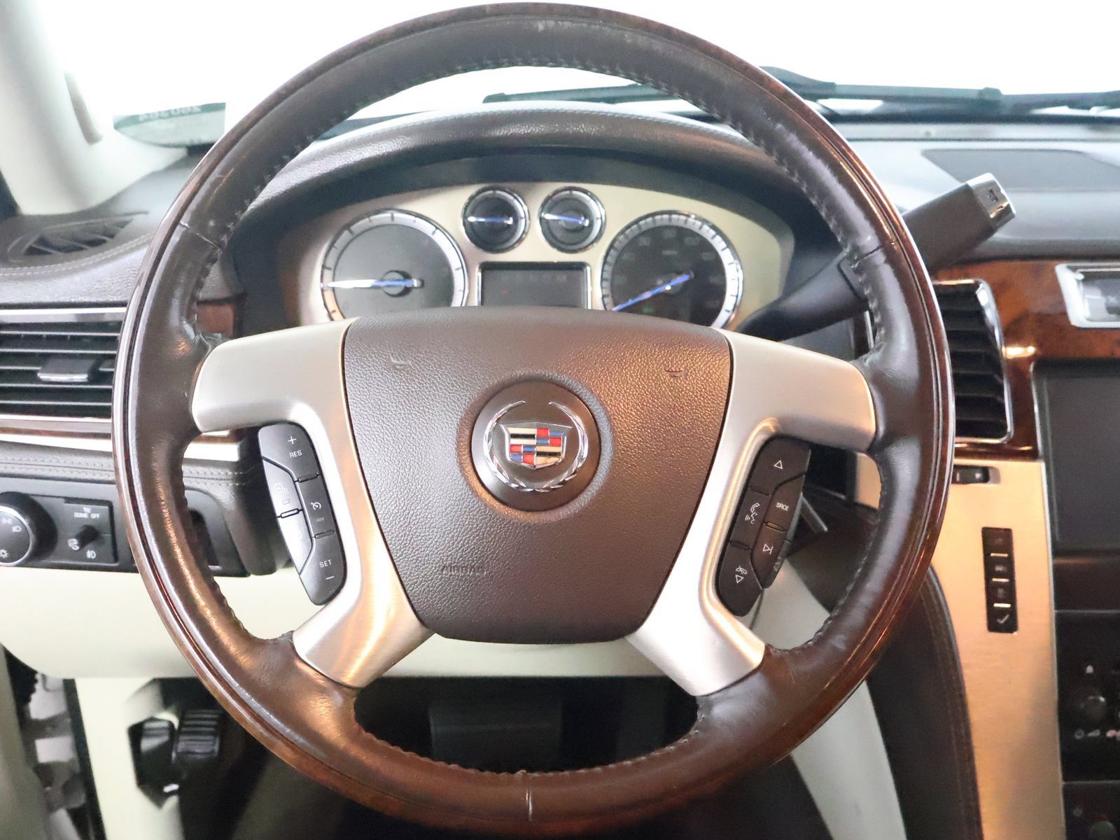 Used 2014 Cadillac Escalade Platinum AWD/4WD image 33