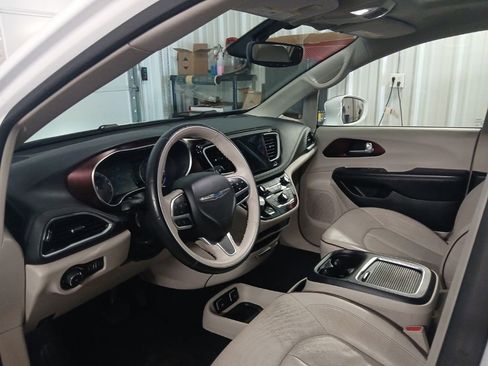 Used 2020 Chrysler Pacifica Limited FWD image 30