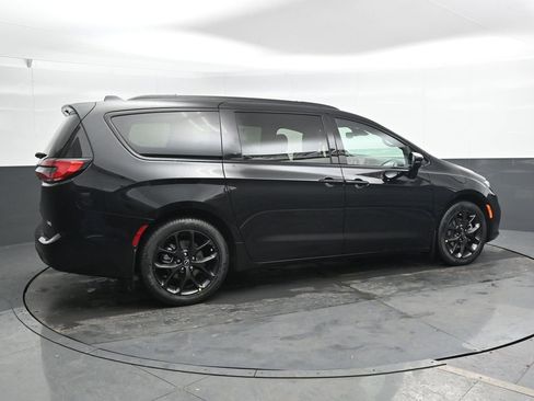 New 2026 Chrysler Pacifica Select image 2