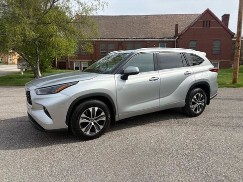 Used 2022 Toyota Highlander XLE image 4