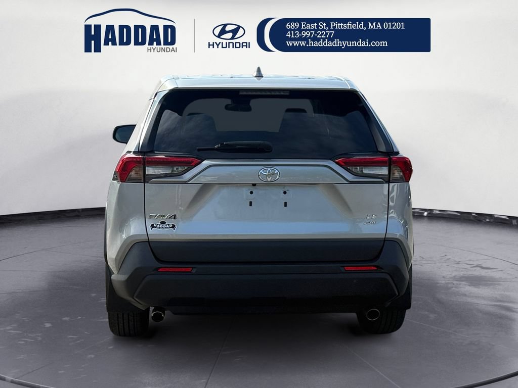 Used 2022 Toyota RAV4 LE AWD/4WD image 4