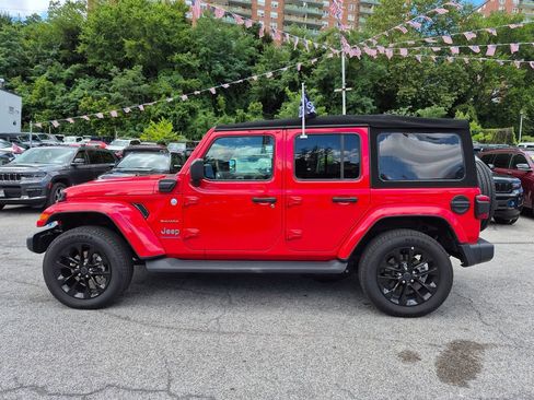 Used 2024 Jeep Wrangler Unlimited Sahara w/ Technology Group AWD/4WD image 11
