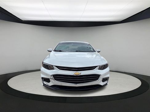 Used 2017 Chevrolet Malibu LT w/ Leather Package FWD image 2
