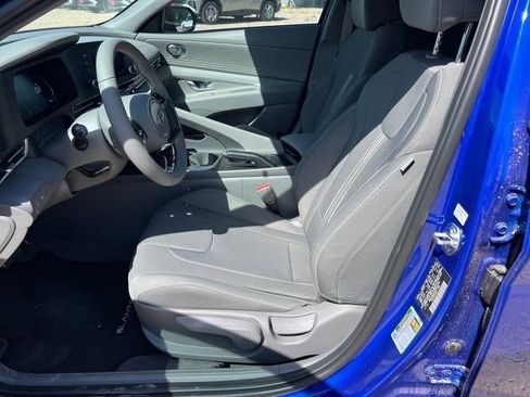 Used 2025 Hyundai Elantra Sport image 13