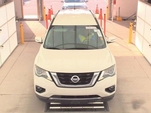 Used 2018 Nissan Pathfinder SV image 3