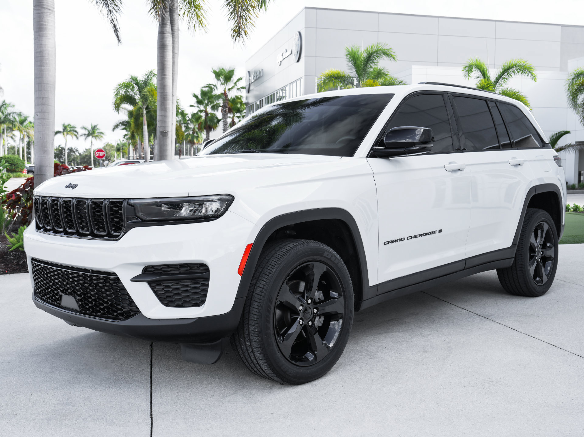 Used 2023 Jeep Grand Cherokee Altitude AWD/4WD image 4