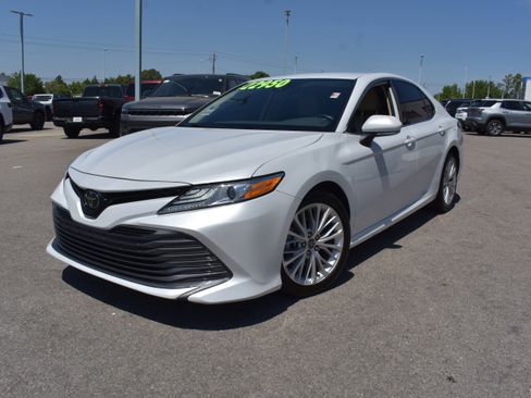 Used 2019 Toyota Camry XLE image 5