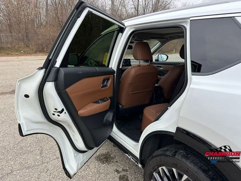 Used 2024 Nissan Rogue Platinum w/ Platinum Premium Package image 23