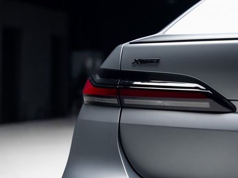 Used 2023 BMW 760i xDrive w/ Executive Package image 28