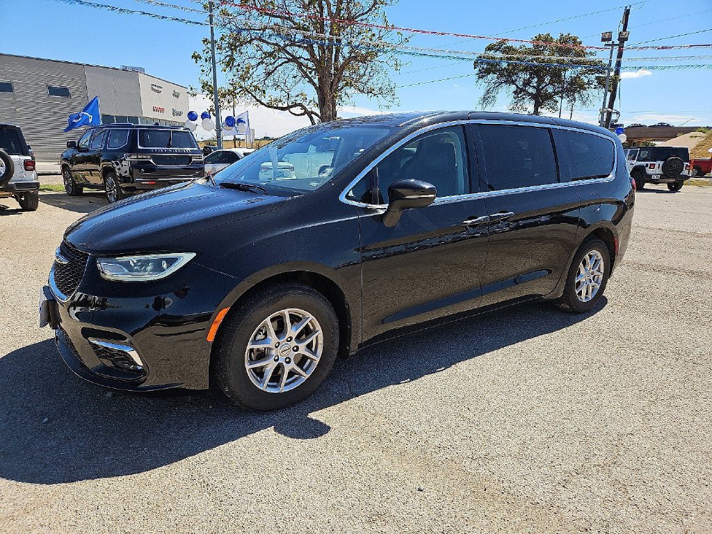 Used 2023 Chrysler Pacifica Touring-L FWD image 2