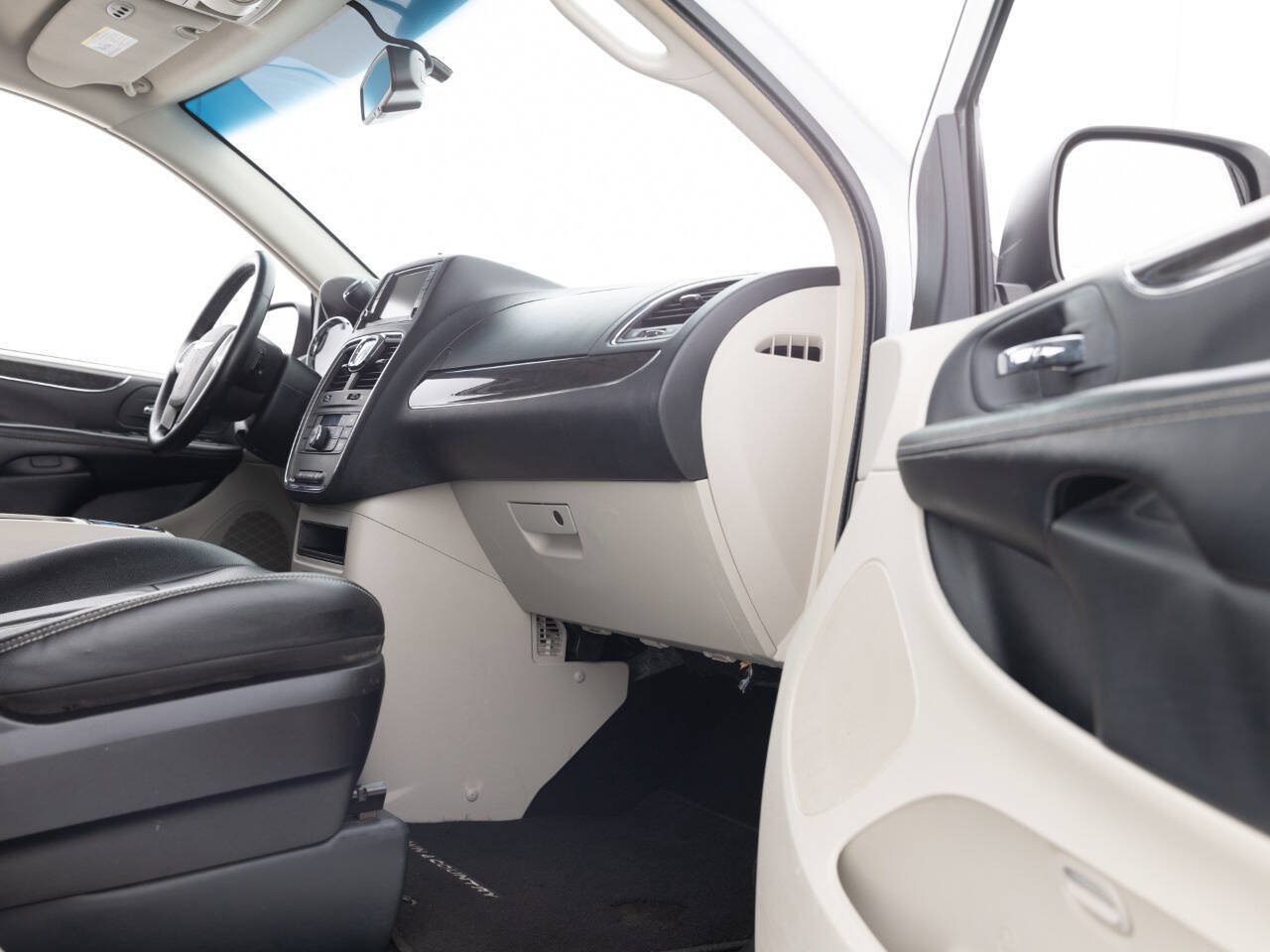 Used 2016 Chrysler Town & Country Touring FWD image 28