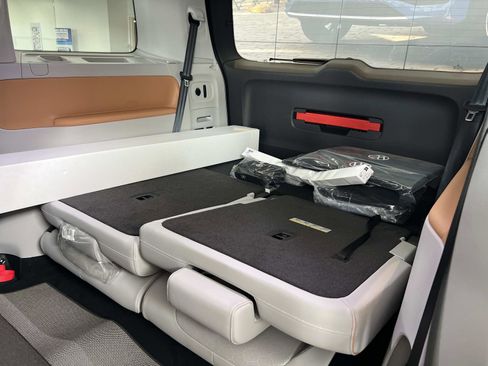New 2025 Volkswagen ID. Buzz 1st Edition RWD image 28