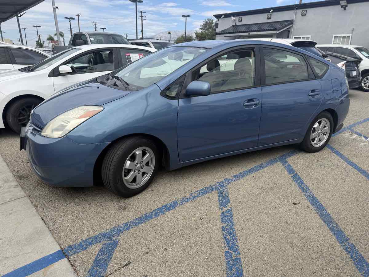 Used 2004 Toyota Prius w/ Pkg 5 FWD image 2
