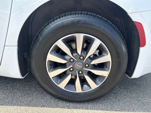Used 2024 Chrysler Pacifica Limited FWD image 46