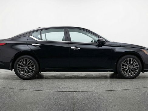 Used 2025 Nissan Altima 2.5 SV FWD image 11