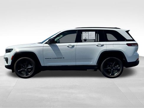 Used 2023 Jeep Grand Cherokee Limited w/ Black Appearance Package AWD/4WD image 4