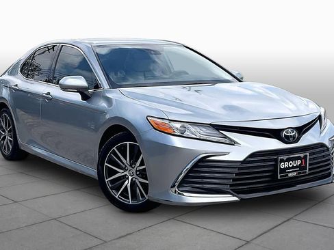 Used 2024 Toyota Camry XLE FWD image 3