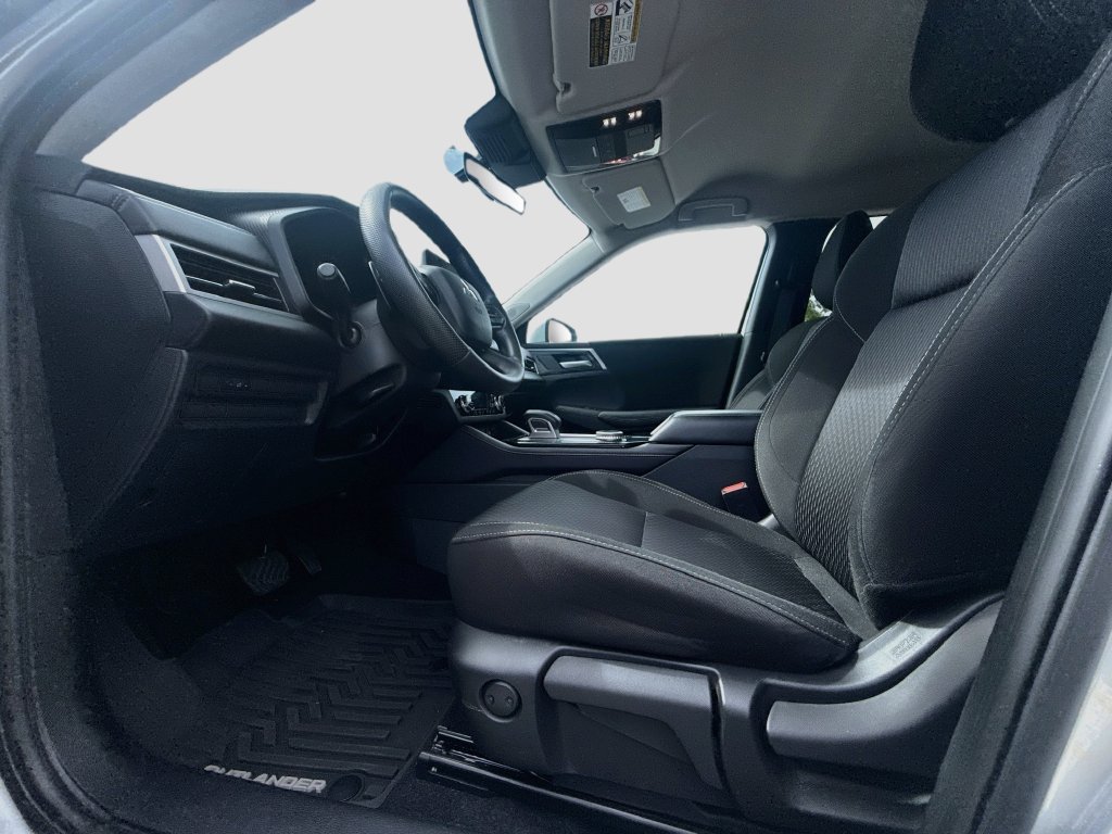 Used 2025 Mitsubishi Outlander ES FWD image 22