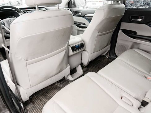 Used 2019 Toyota Highlander XLE image 33