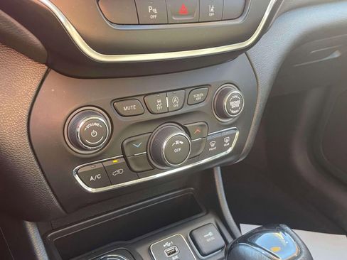 Used 2022 Jeep Cherokee 4WD Altitude image 29