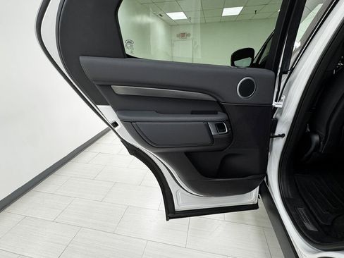 Used 2017 Land Rover Discovery HSE image 11