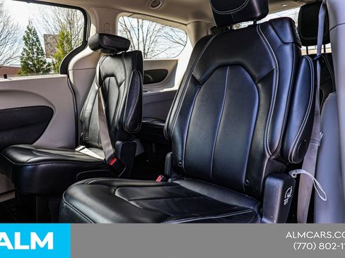 Used 2024 Chrysler Pacifica Touring-L FWD image 18