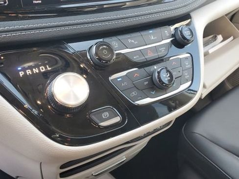 Certified 2023 Chrysler Pacifica Touring-L image 16