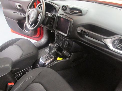 Used 2021 Jeep Renegade Latitude FWD image 22