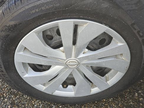 Used 2022 Nissan Versa S image 31