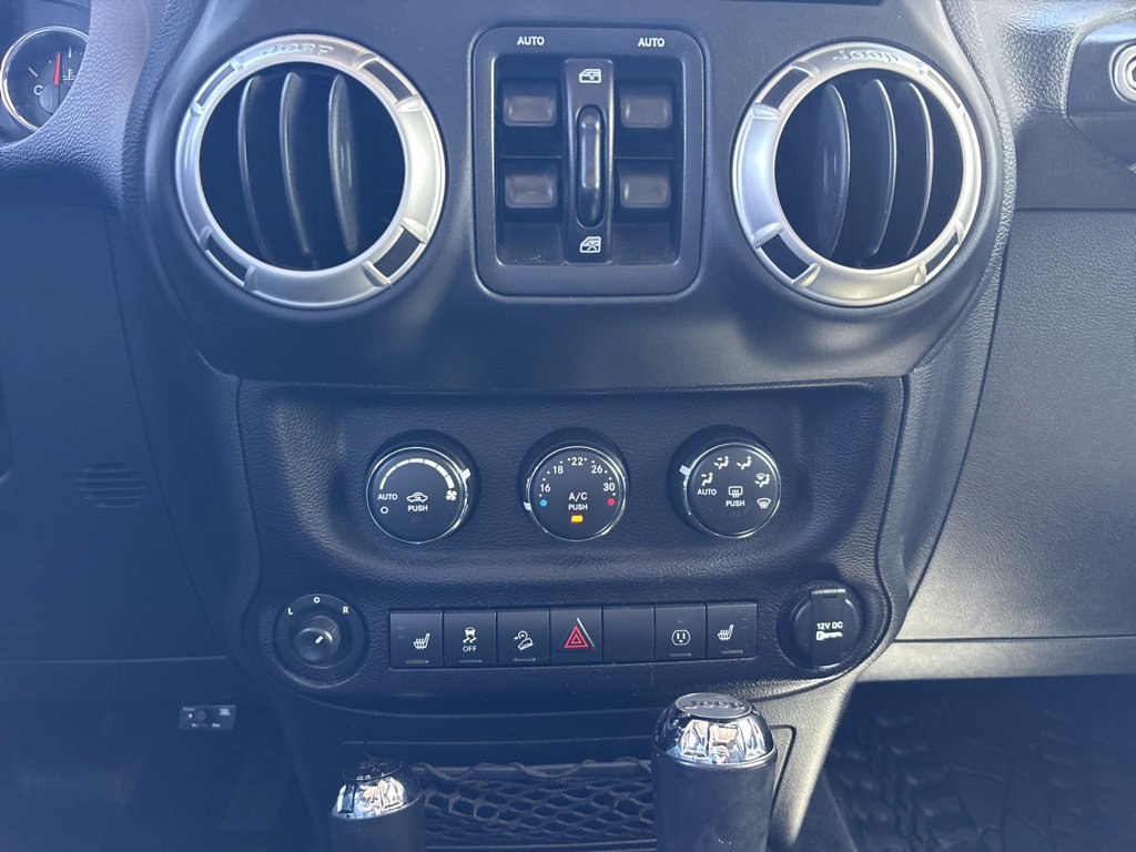 Used 2017 Jeep Wrangler Unlimited Rubicon w/ Cold Weather Group AWD/4WD image 17