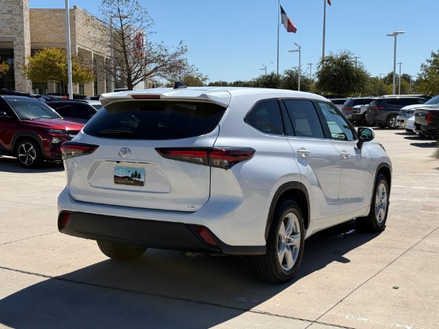 Used 2024 Toyota Highlander LE FWD image 2
