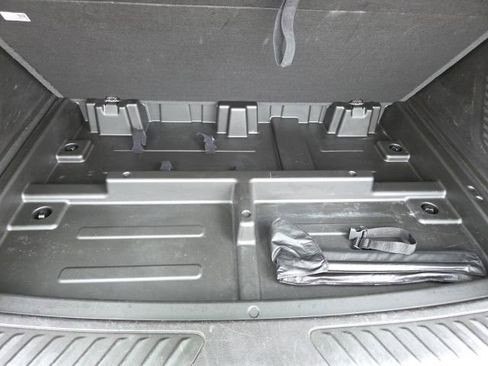 Used 2023 Chevrolet Suburban LT w/ Luxury Package image 36