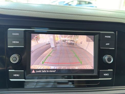Certified 2024 Volkswagen Jetta SE w/ Panoramic Sunroof Package FWD image 24