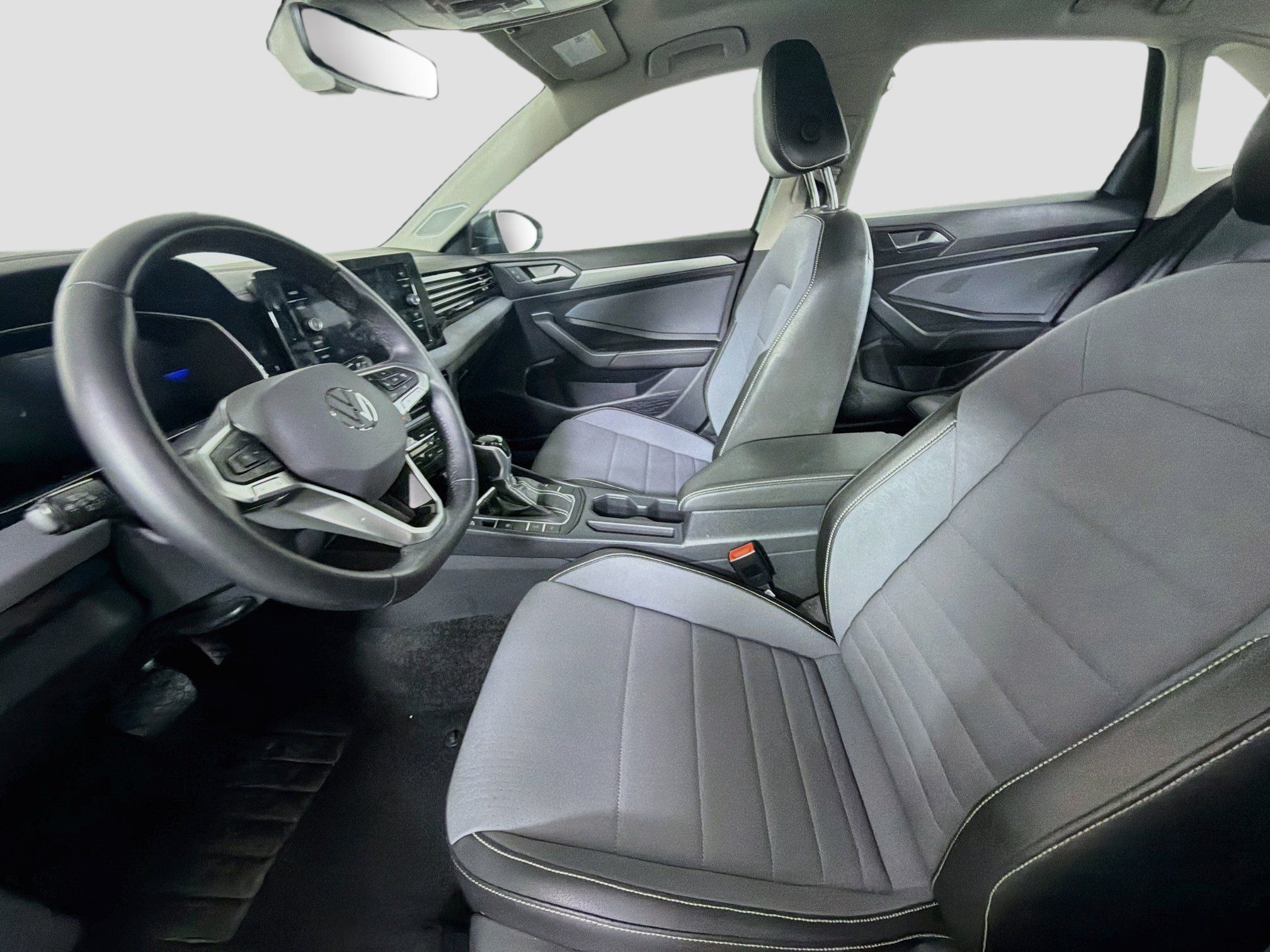 Used 2025 Volkswagen Jetta SE FWD image 13