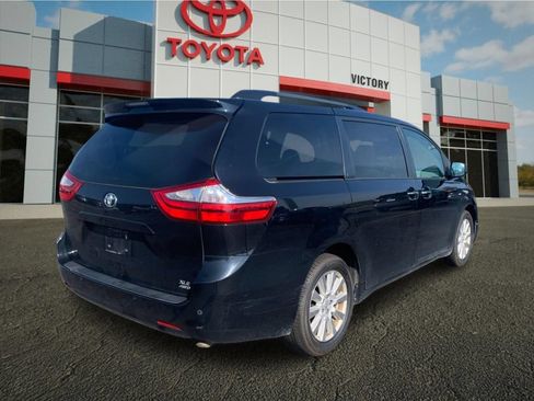 Used 2017 Toyota Sienna XLE w/ XLE Navigation Package AWD/4WD image 3