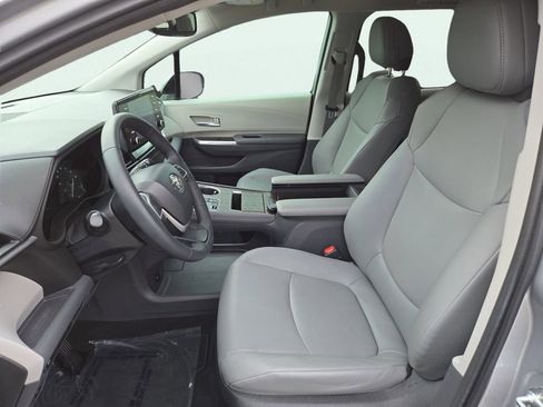 Used 2023 Toyota Sienna XLE image 19