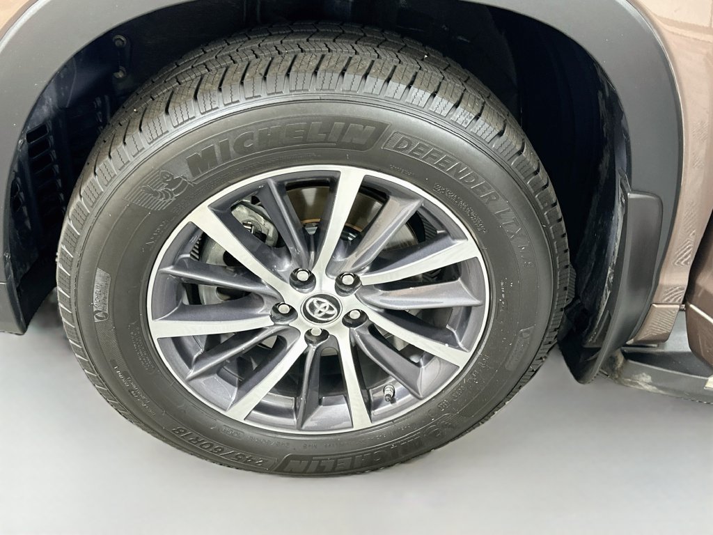 Used 2017 Toyota Highlander XLE FWD image 31