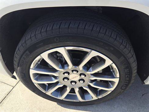 Used 2023 GMC Acadia Denali w/ Denali Technology Package image 10